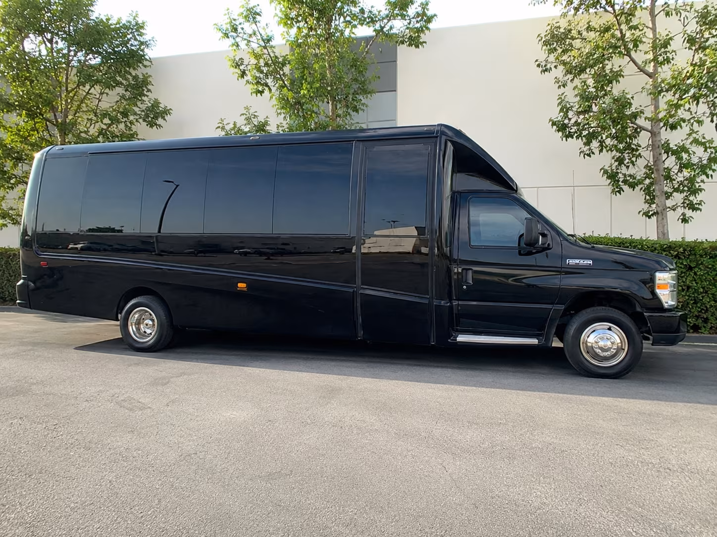 charter buses for hawthorne groups headed to the youtube theater